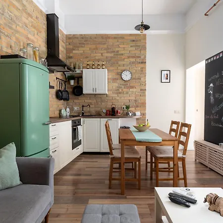 Vintage Loft - Free Private Parking - Metro - Tram - Ac Apartmán